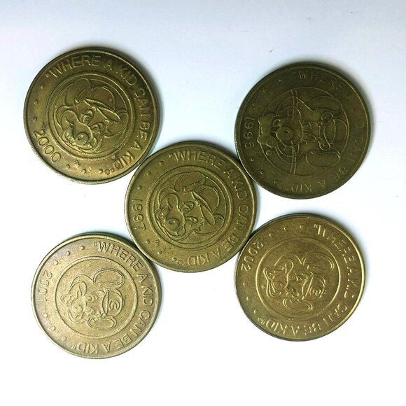 Chuck E Cheese Arcade Tokens Lot of 5 - 1995, 1997, 2000, 2001, 2002 Circulated - Picture 1 of 2